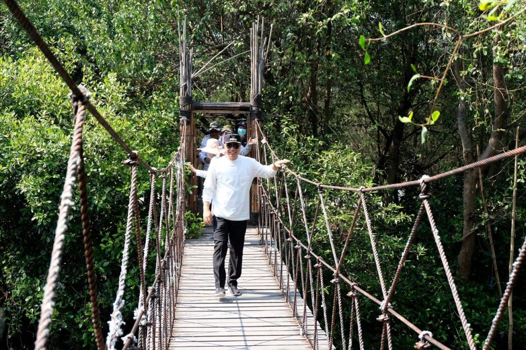 Pacu adrenalin dengan melewati jembatan kayu.