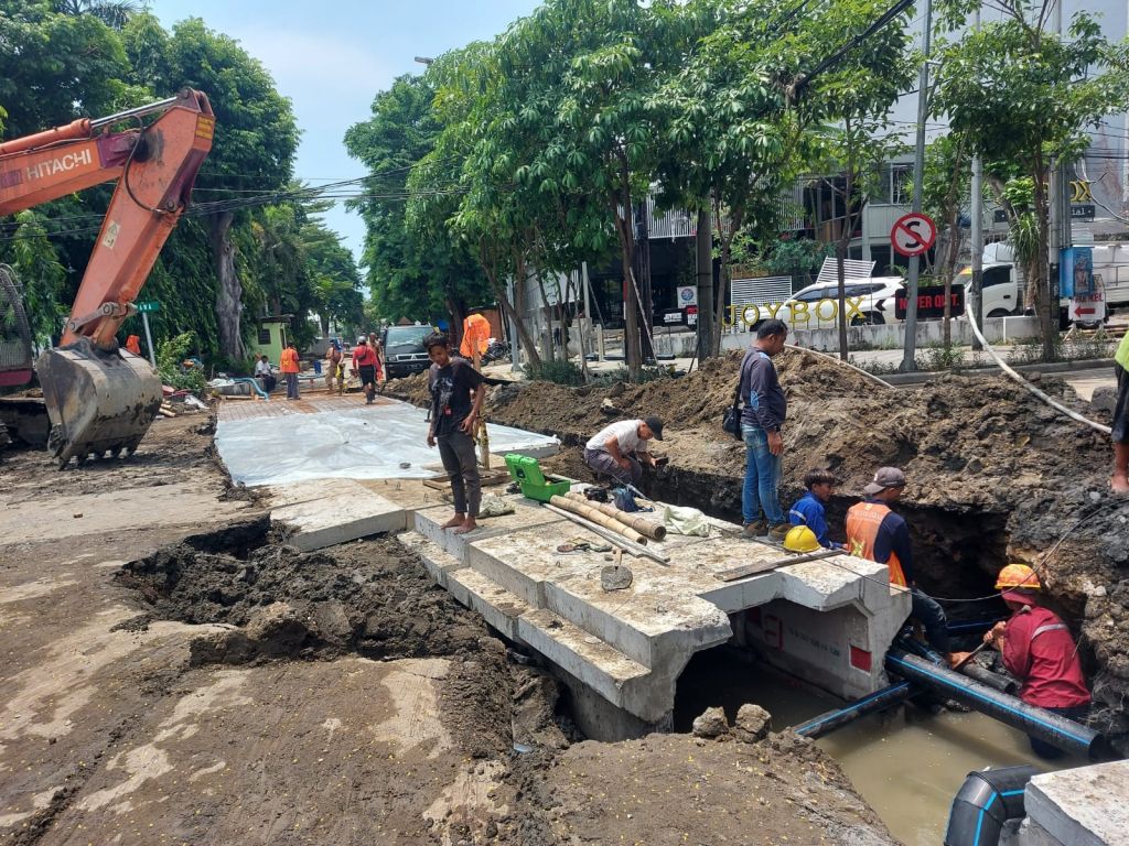 Pengerjaan saluran yang dikerjakan secara bersamaan di berbagai penjuru Kota Surabaya. 