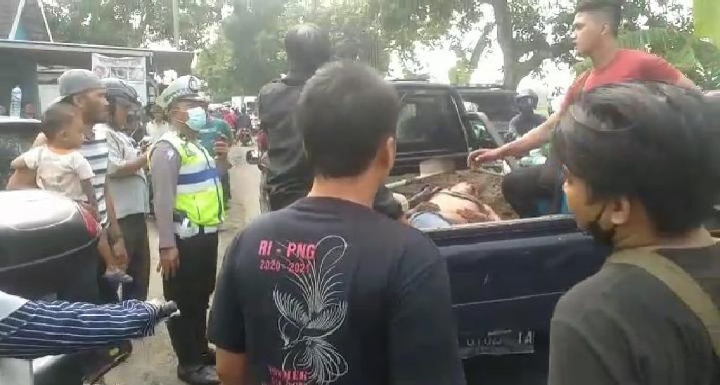 Arif yang sekarat dievakuasi petugas.