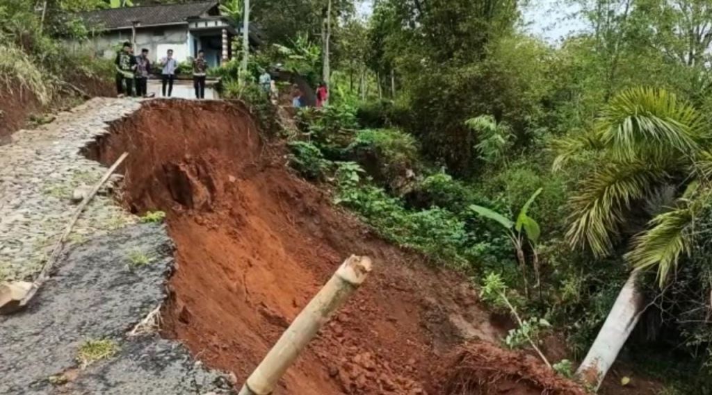 Rumah pasutri Slamet dan Misini yang roboh akibat diterjang banjir 