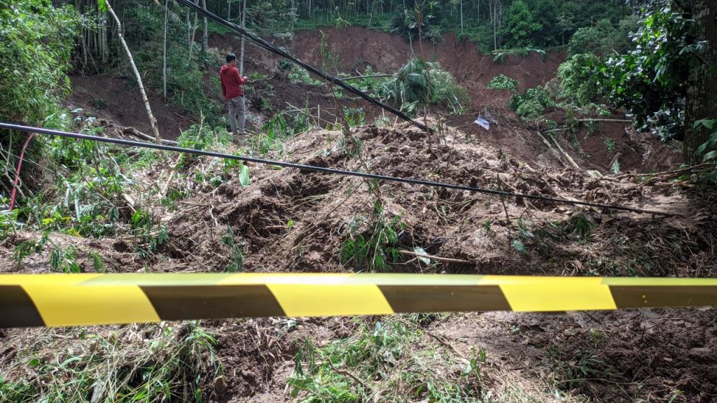 Jalur menuju Telaga Ngebel via Delopo putus akibat tersapu longsor