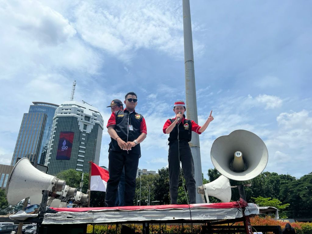 Aksi unjuk rasa digelar ratusan orang yang menuntut dibebaskannya pengacara vokal Alvin Lim, Senin (24/10/2022). 