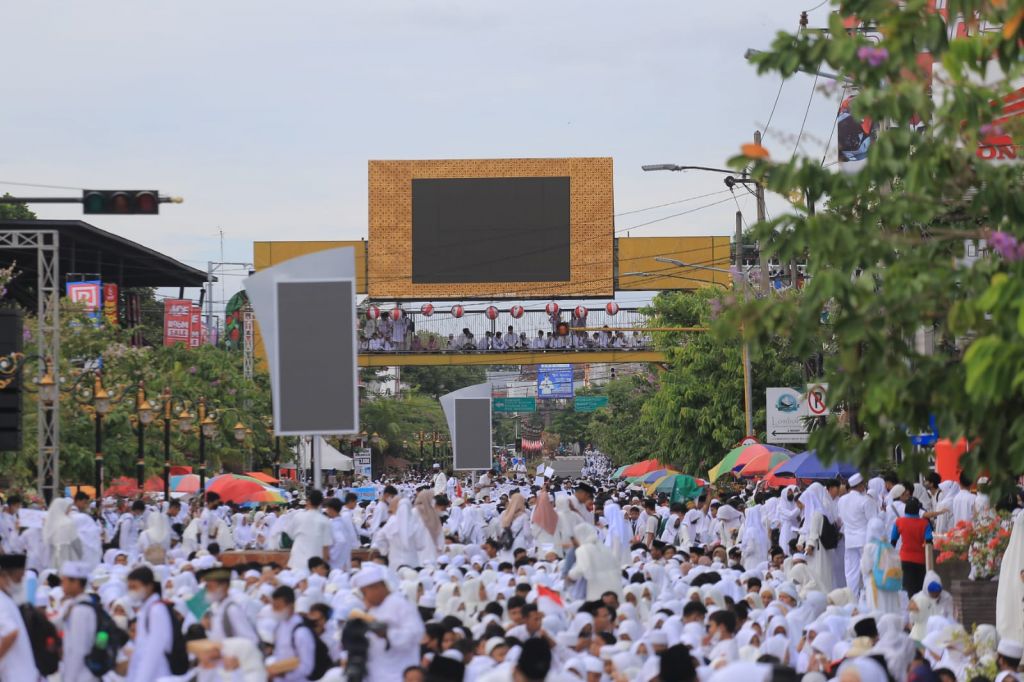 Ribuan masyarakat memadati kawasan Pahlawan Street Center.