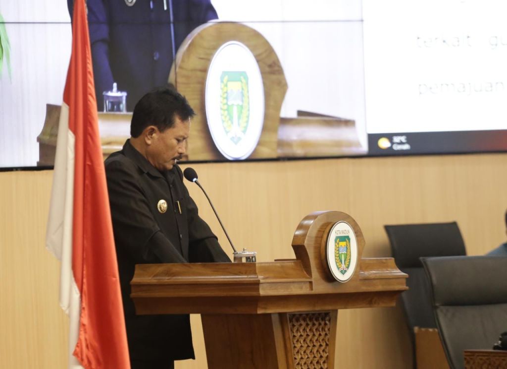 Walikota Madiun, Maidi saat membacakan pendapat sekaligus pendapat akhir terhadap Raperda Pelestarian dan Pemajuan Kebudayaan Daerah.