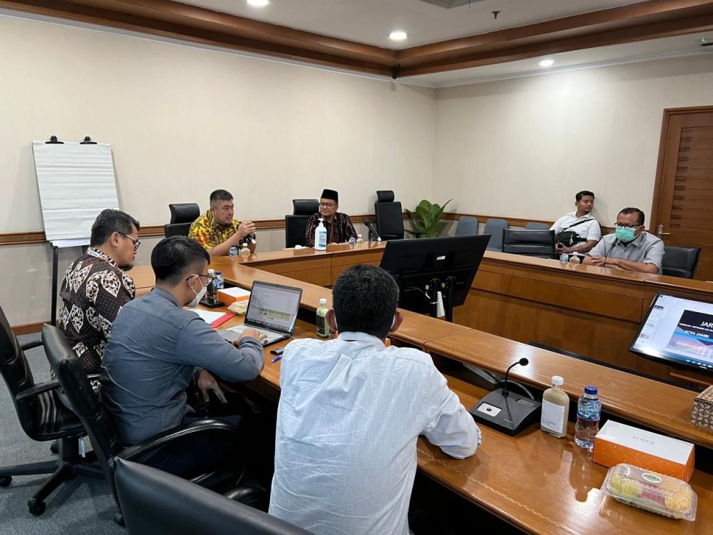 Wakil Walikota Jambi H. Maulana melaksanakan audiensi dengan manajemen PT PGN Tbk yang diwakili oleh Direktur Infrastruktur dan Teknologi PGN Achmad Muchtasyar mengenai pengembangan jargas di Kota Jambi pada Rabu di Kantor PGN, (2/11/2022).