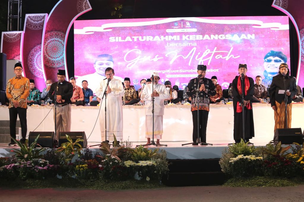 Masyarakat Surabaya selalu menjunjung tinggi toleransi antar suku, ras dan umat beragama. 