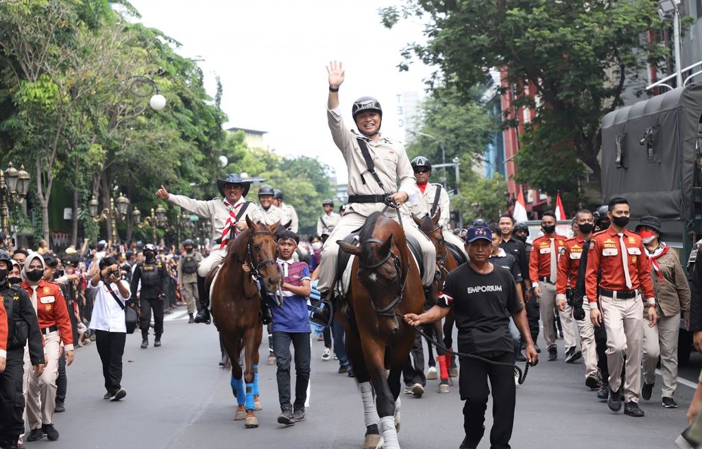 Wali Kota Eri dan Wakil Wali Kota Surabaya Armuji serta jajaran Forkopimda Surabaya menunggangi kuda. 