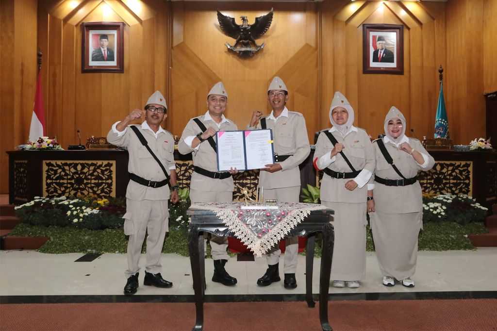 Wali Kota Surabaya Eri Cahyadi, Ketua DPRD Surabaya Adi Sutarwijono beserta pimpinan dan anggota DPRD Surabaya serta jajaran pemkot menggunakan pakaian ala pahlawan. 