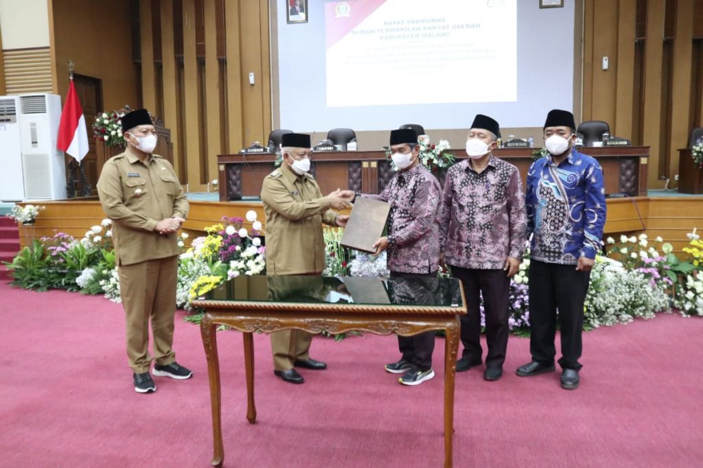 Serah terima secara simbolis antara Bupati Malang dan DPRD Kabupaten Malang terhadap Nota Kesepakatan Propemperda 2023. (Foto: Muhammad/Realita)
