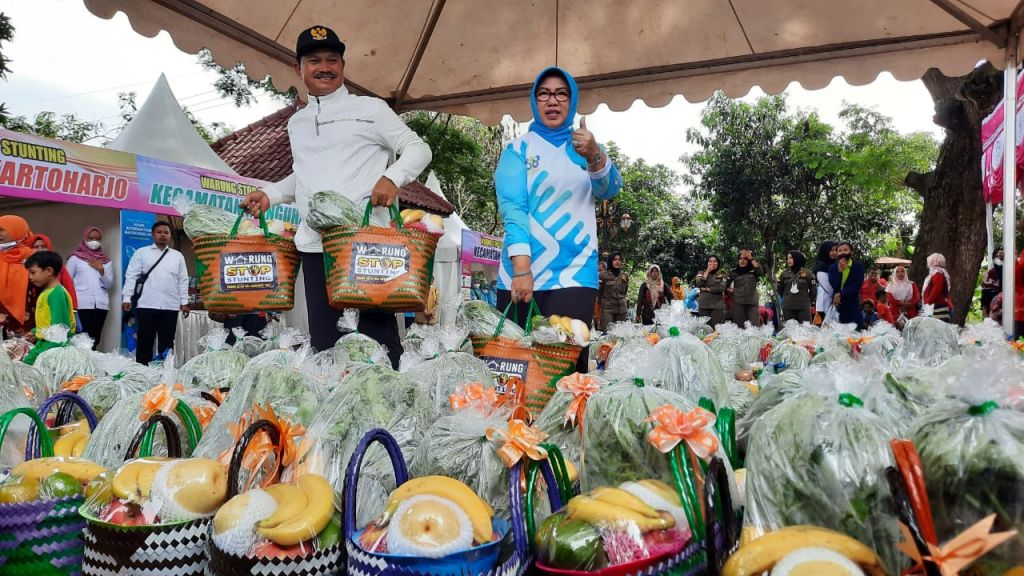 Paket berupa sembako, buah-buahan, sayuran, susu, telur, serta vitamin diberikan setiap minggunya oleh Pemkot Madiun melalui program WSS.   