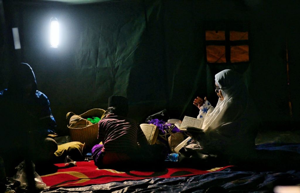 Tetap Membaca Al-Qur'an di Tenda Pengungsian Gempa Cianjur