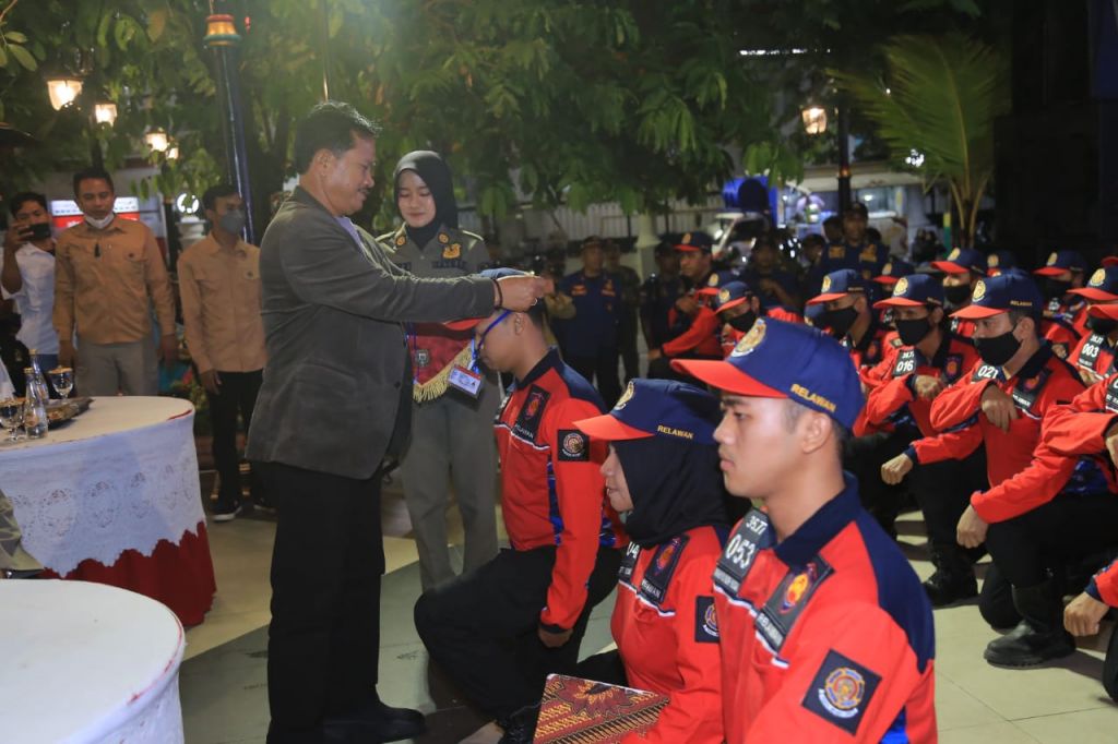 Walikota juga mengukuhkan puluhan Relawan Pemadam Kebakaran (Redkar).