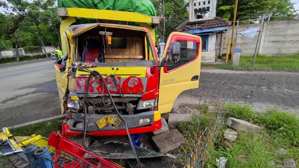 Kecelakaan Bus Mira Vs Truk di Madiun, Sopir Luka-luka
