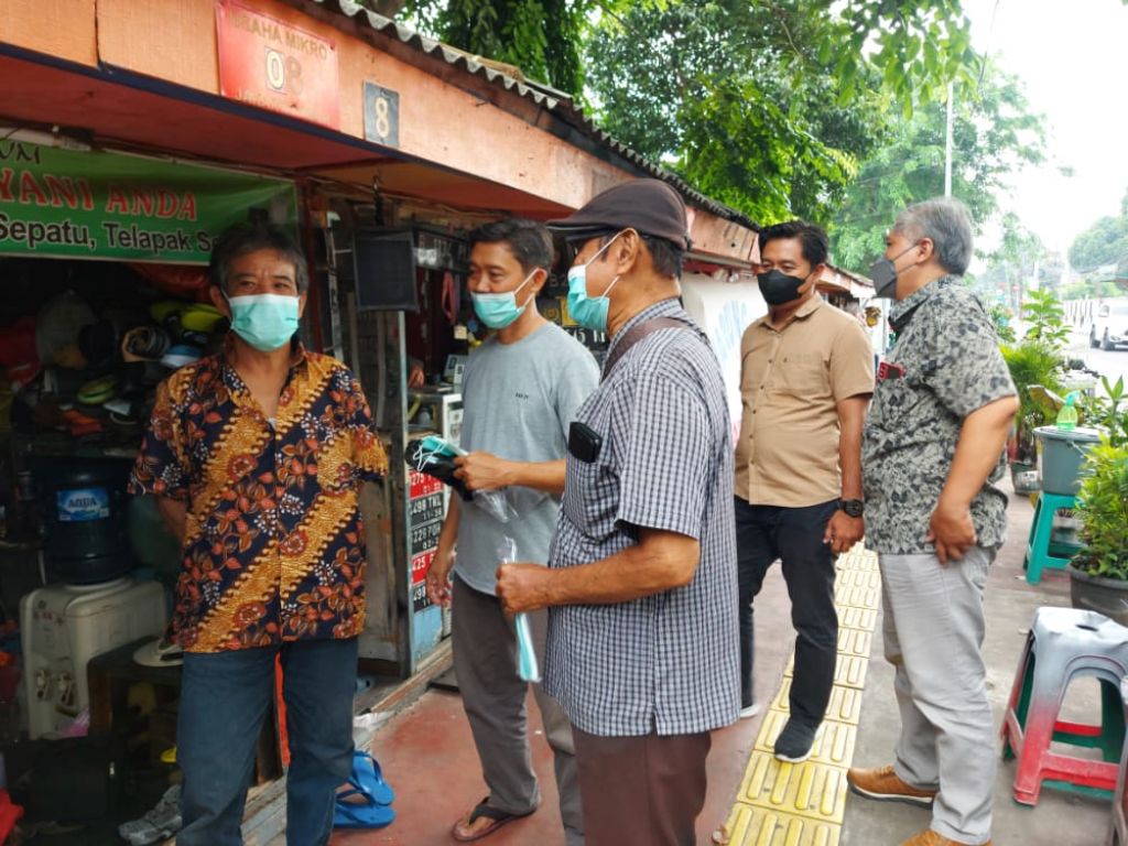 Polda Metro Bagi-bagi Sembako dan Masker ke PKL Jaktim