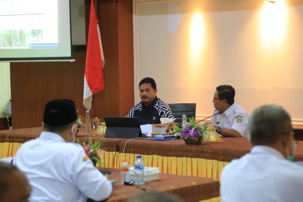 Walikota Madiun, Maidi saat menggelar monitoring dan evaluasi proyek strategis, salah satunya pavingisasi di gedung Graha Krida Praja, Rabu (30/11/2022).   