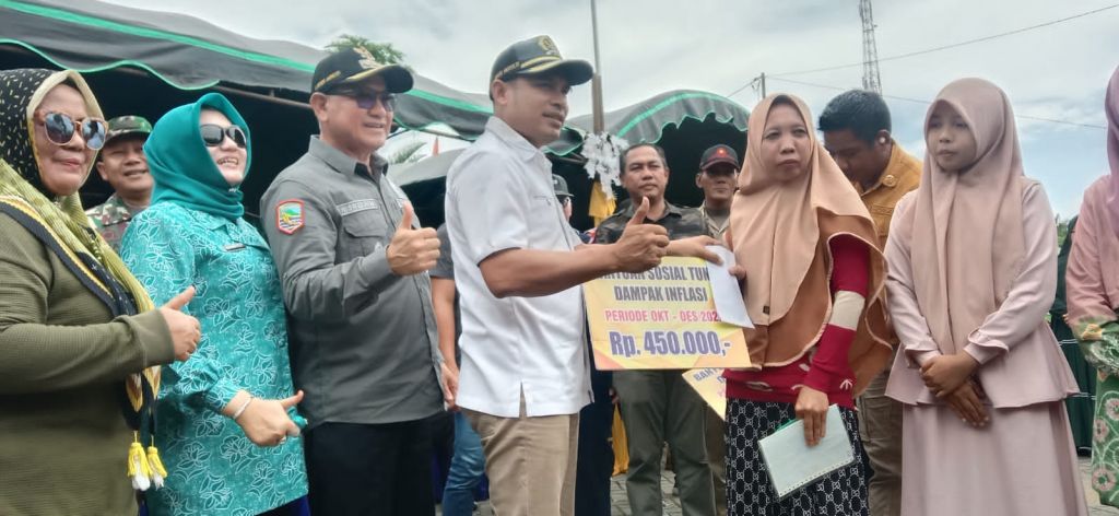 Penyerahan Bantuan Sosial Pengendalian Inflasi Daerah Dihadiri Ketua DPRD Kotabaru