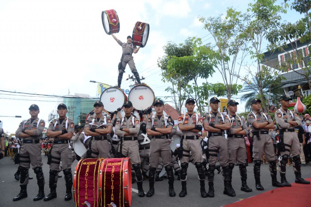 Drum Corps Pelopor Cendrawasih Taruna Akpol menjadi bintang tamu dalam Parade Nusantara.