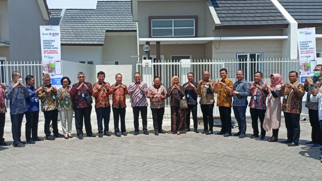 Para pejabat yang hadir di acara akad massal di Alana Regency Cemandi, Sidoarjo, Rabu (14/12/2022).