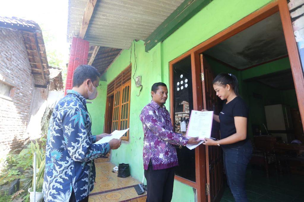 Petugas Pecel Mas langsung mengantar surat ke rumah warga.