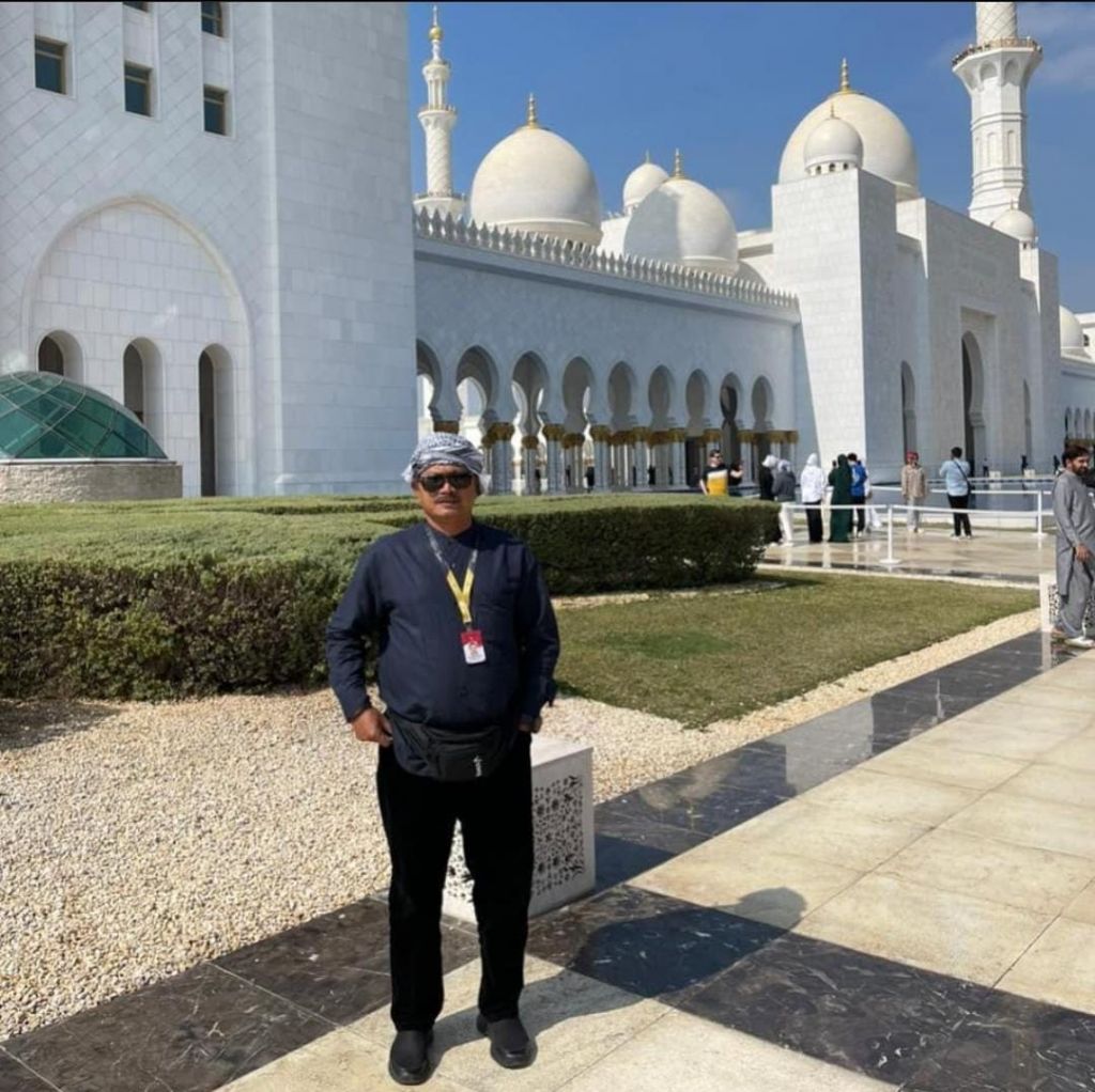 Masjid Sheikh Zayed di Abu Dhabi menjadi inspirasi Pak Maidi untuk penataan Masjid Agung Baitul Hakim. 