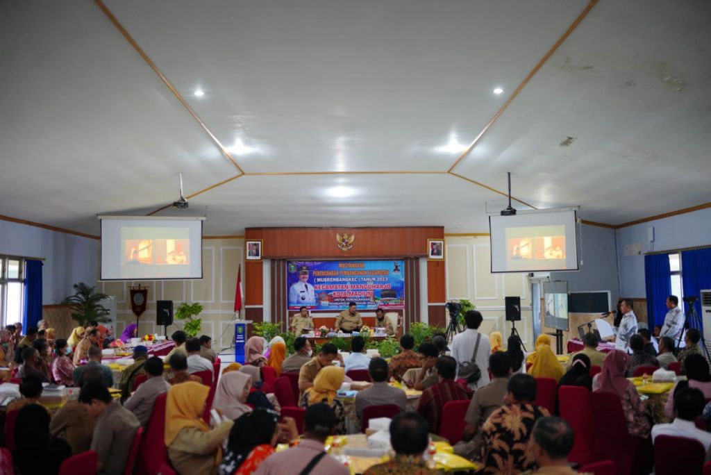 Musrenbang tingkat kecamatan diselenggarakan di aula Kecamatan Manguharjo.
