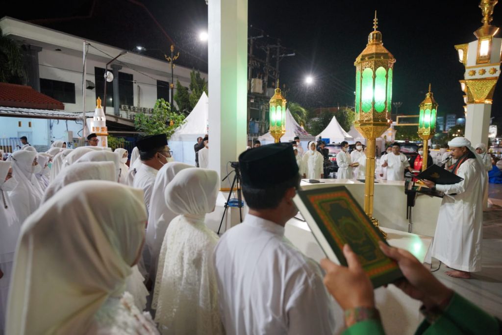 Pelantikan sengaja digelar malam hari di replika Ka’bah agar menjadi pengingat untuk selalu berbuat baik dalam menjalankan tugas sehari-hari.