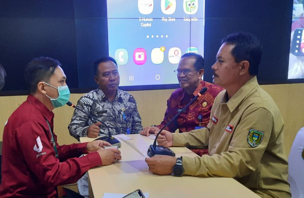 Walikota Madiun, Maidi didampingi Sekda, Soeko dan Kepala Bapenda, Jariyanto pelakukan pembayaran PBB secara online.