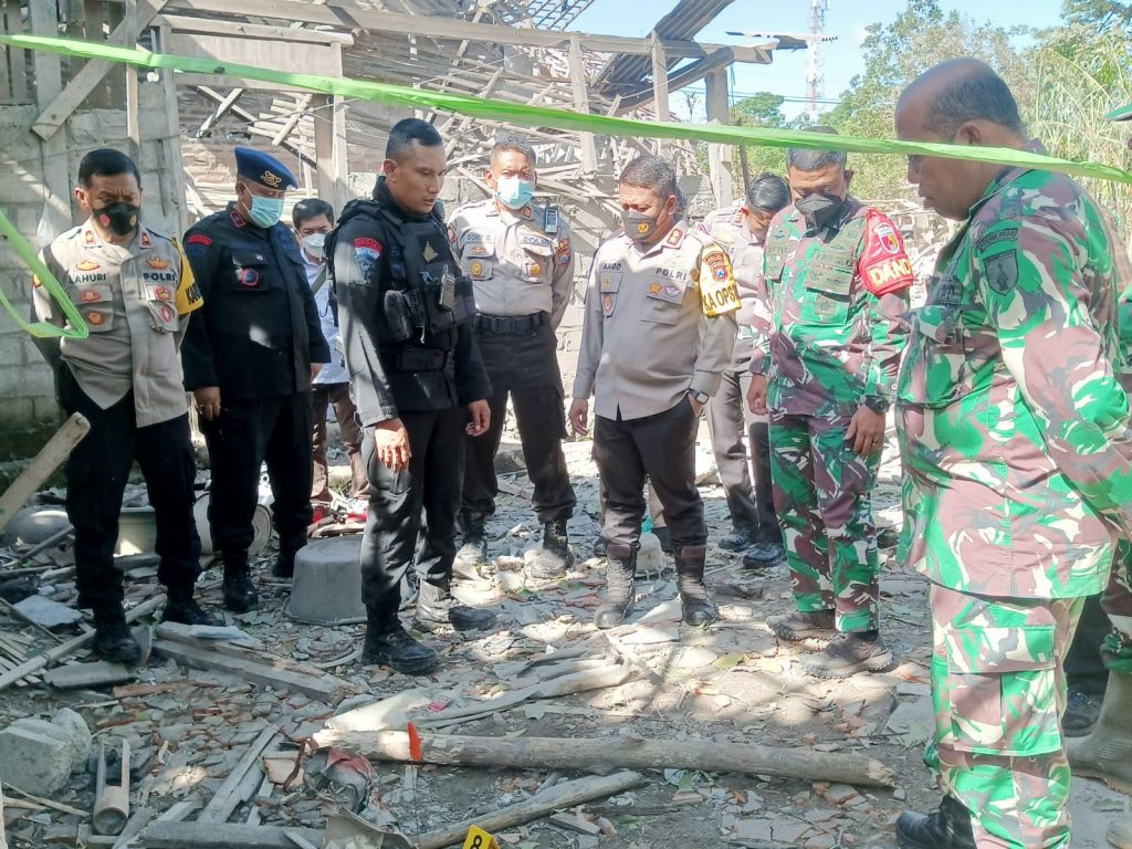 Petugas mendatangi lokasi ledakan.