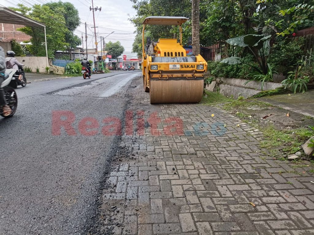 Pengaspalan jalan di Jl. Kaliurang Barat, Kota Malang tahun anggaran 2022 yang baru dikerjakan akhir Januari 2023.