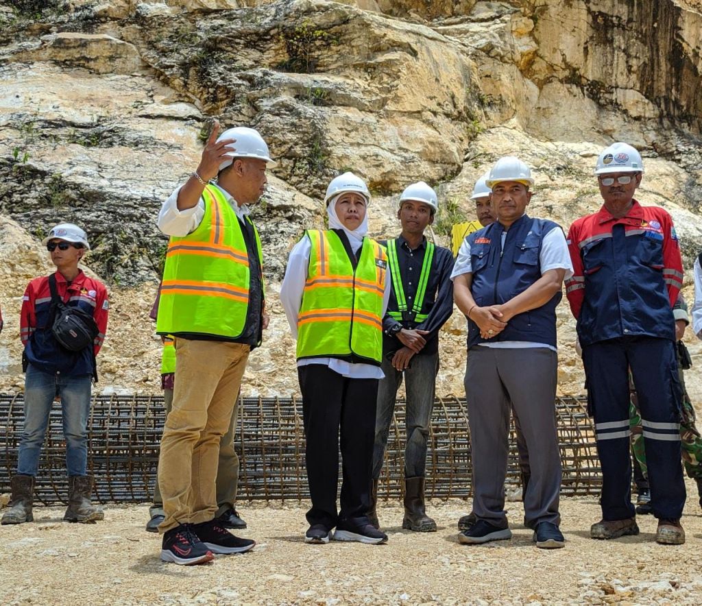 Gubernur Khofifah saat melihat progres pekerjaan di lokasi proyek. 