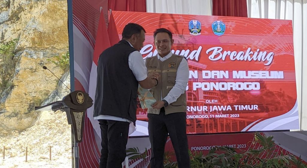 Bupati Porogo Sugiri Sancoko saar menerima sertifikat kepemilikan aset Gunung Gamping dari BPN/ATR Ponorogo. 