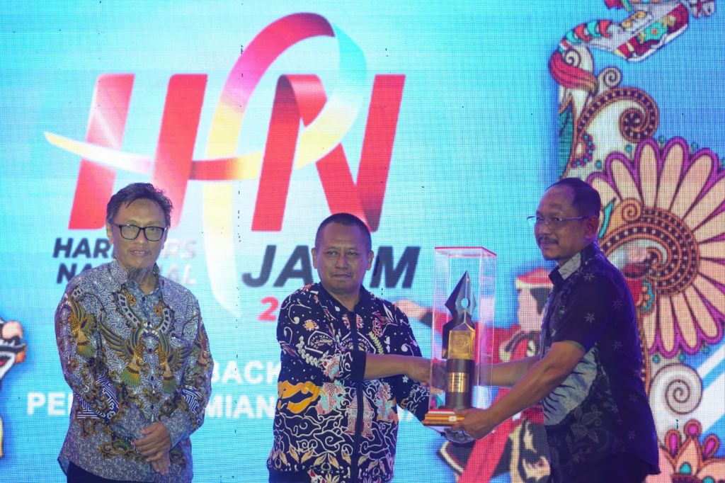 Penghargaan PWI Jatim Award 2023 diberikan oleh Ketua PWI Jatim, Lutfil Hakim didampingi Ketua PWI Kediri Bambang Iswahyoedhi, kepada Asisten II Kota Madiun, Ahsan Sri Hasto. 