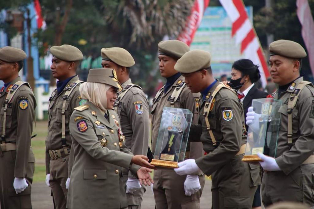 Satpol PP dan Damkar Kota Madiun  meraih juara dua dalam lomba kerapian dan ketertiban pasukan Jawa Timur yang diserahkan oleh Gubernur Jatim, Khofifah Indar Parawansa.   