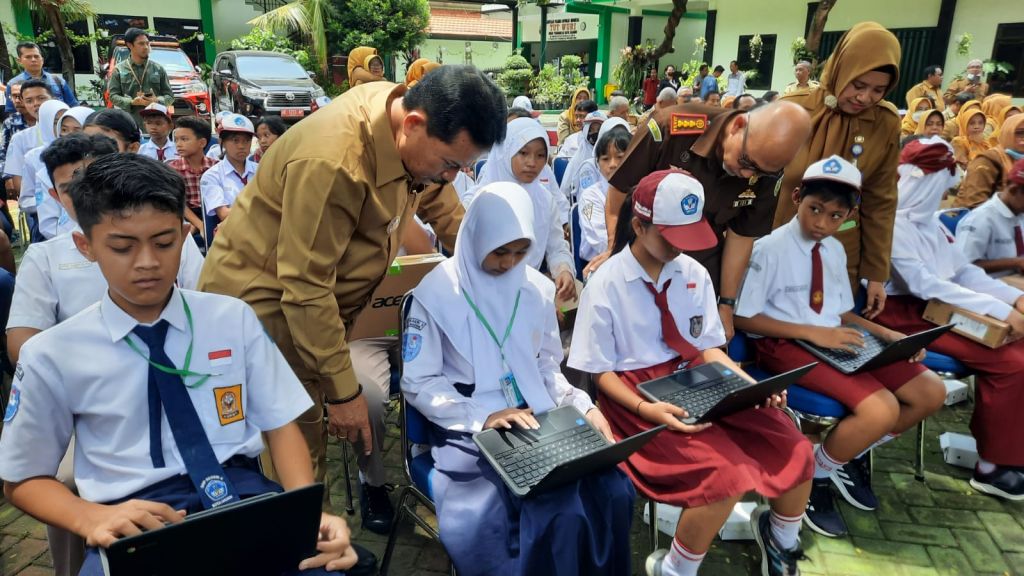 Walikota Madiun, Maidi membagikan laptop secara simbolis kepada siswa-siswi SD dan SMP. Foto: Diskominfo