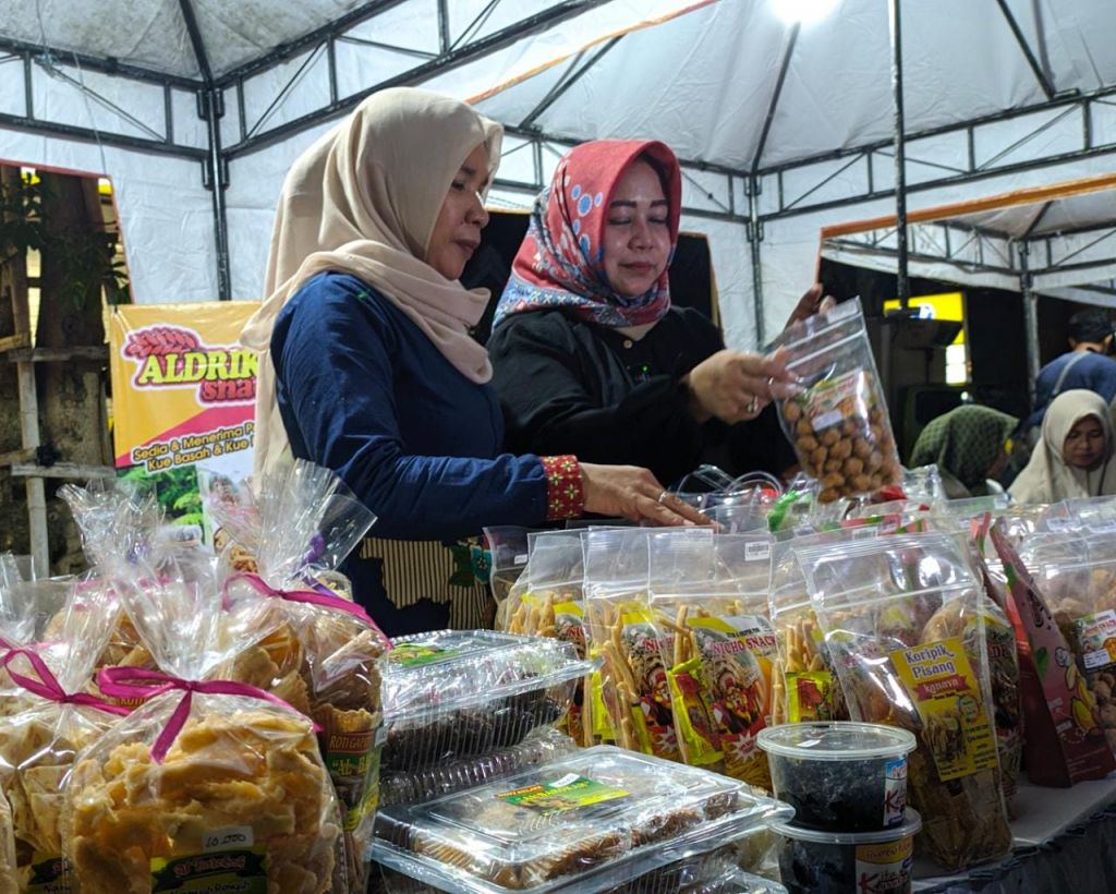Wabup Lisdyarita saat melihat produk olahan UMKM yang dipajang dalam Bazar Ramadhan Hos Cokroaminoto. 