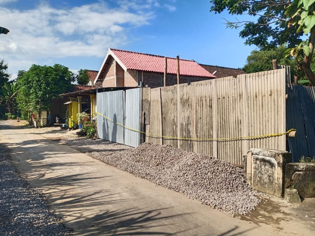 Sebuah rumah dijadikan gudang penimbunan BBM subsidi di Desa Sukolilo, Kecamatan Jiwan, Kabupaten Madiun