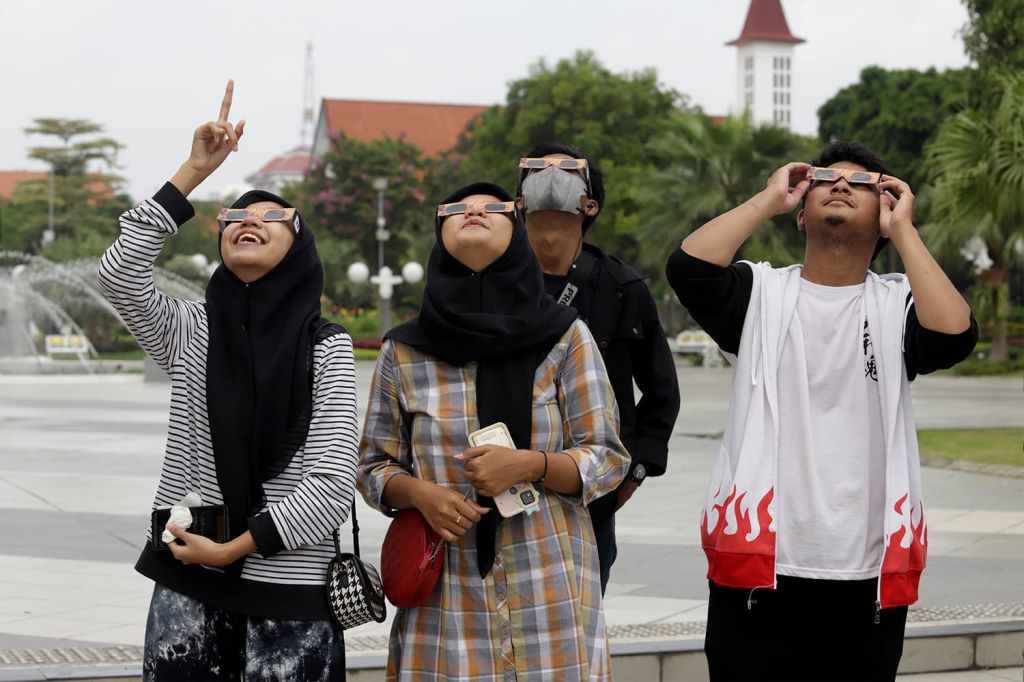 Masyarakat hingga warga luar Kota Surabaya untuk menyaksikan fenomena alam langkah, yakni Gerhana Matahari Hibrida di Taman Surya Balai Kota Surabaya, Kamis (20/4/2023).