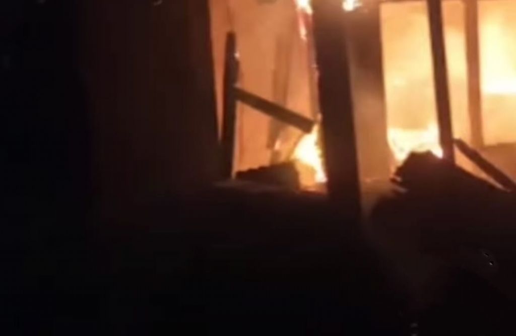 Api melalap tujuh rumah di Pondok Benowo, Jumat (21/4/2023) malam.