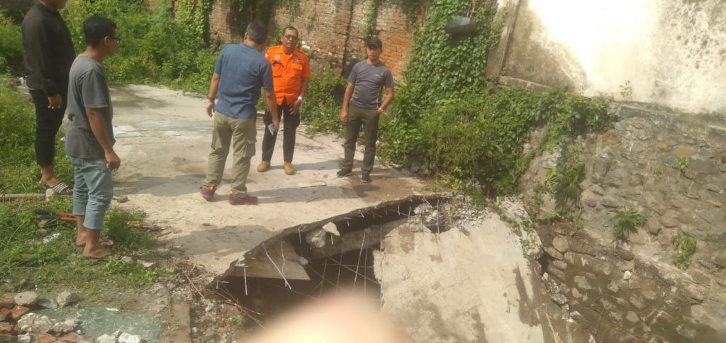 Biang genangan air akibat penutup saluran yang dibangun warga di gang Sendang ambrol.