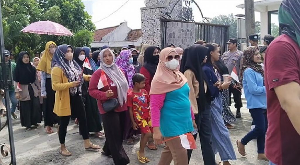 Aksi itu tak lain menuntut agar 8 warga dibebaskan setelah ditetapkan sebagai tersangka terkait dugaan penganiayaan.