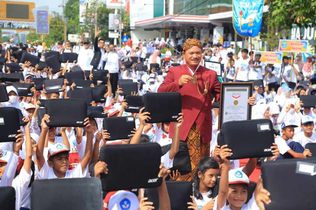 Walikota Madiun, Maidi bersama ribuan siswa SD dan SMP se-Kota Madiun penerima laptop.