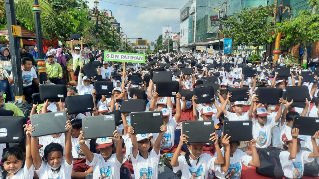 Ribuan siswa penerima laptop memadati sepanjang jalan Pahlawan.