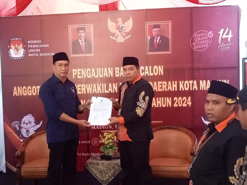 NasDem Kota Madiun saat mengajukan bacaleg ke KPU setempat