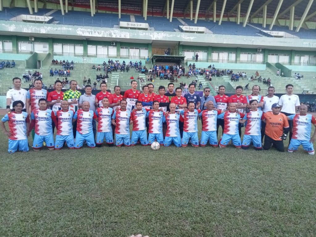 Walikota Malang Turut Bertanding Sepak Bola dalam Laga Persahabatan