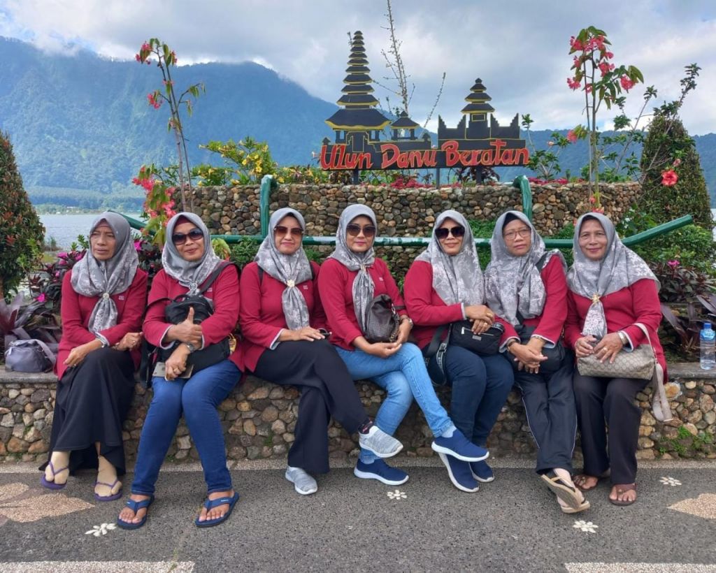 Hampir semua Kepala Sekolah Dasar di Kecamatan Turi, Kabupaten Lamongan pergi tamasya ke pulau Bali.