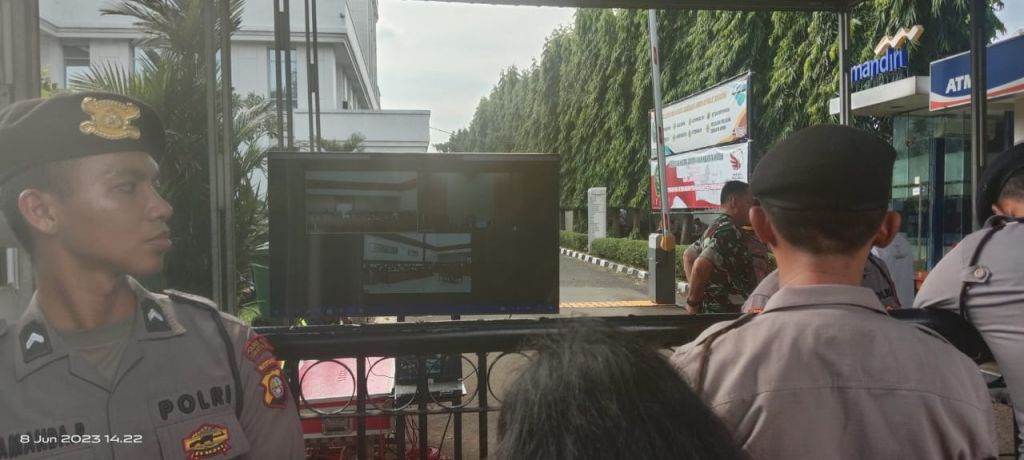 Proses persidangan yang disaksikan melalui layar monitor TV di gerbang PN Jaktim/dok.istimewa