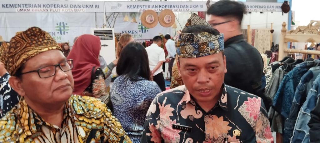 Kepala Disparta Kota Batu, Arief As Sidiq didampingi Suparman Asisten Deputi Akses Permodalan, Pariwisata dan Ekonomi Kreatif saat diwawancara awak media.