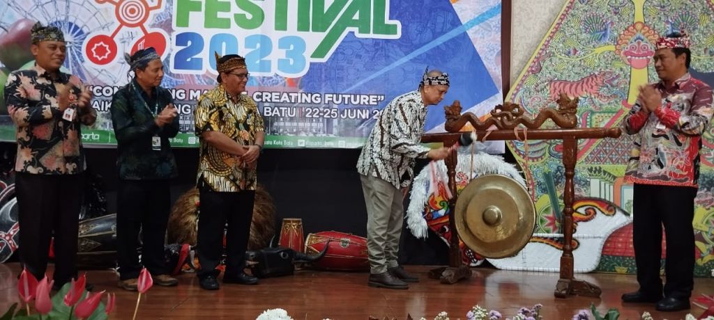 Pemukulan Gong oleh Dr. Yulius. MH sebagai tanda di mulainya Batu Bisnis Festival  2023.