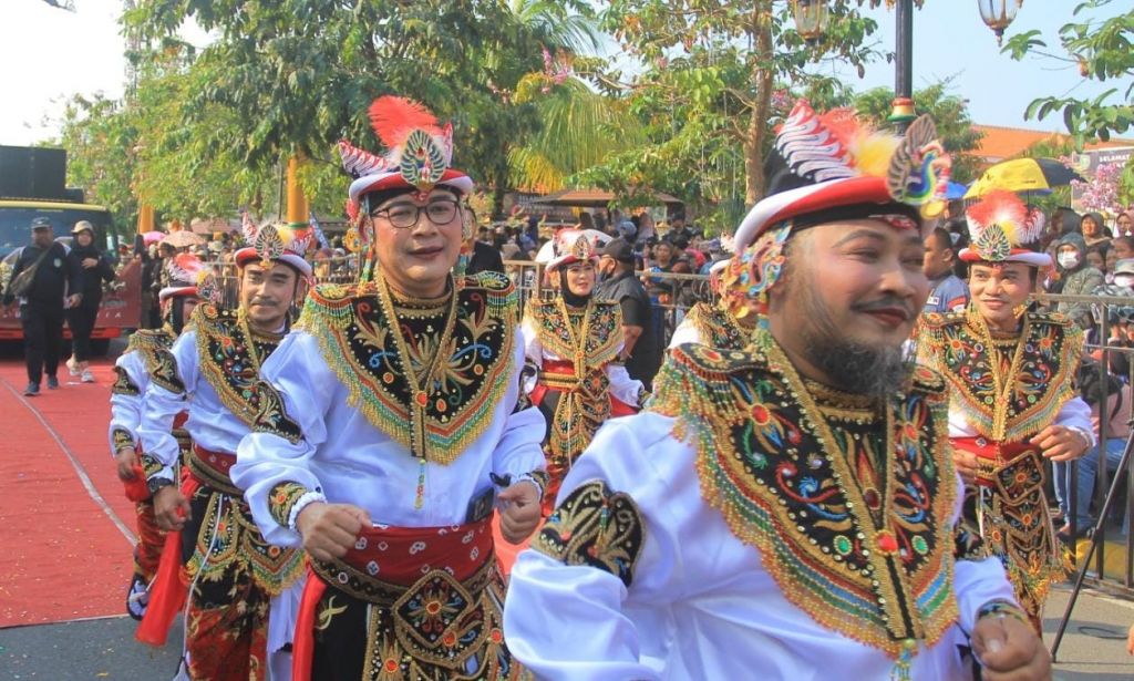Salah satu OPD menampilkan tema budaya dalam acara Madiun Carnival.
