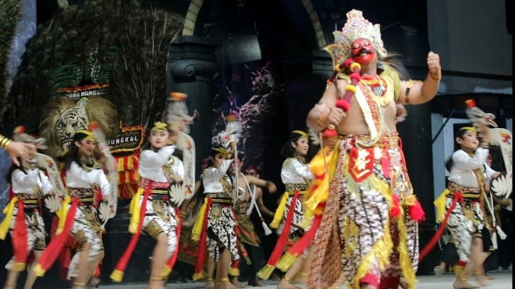 Tarian Reog dalam pembukaan Grebeg Suro menjadi primadona dalam acara pembukaan tersebut. 